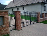 Kovaná bránka a brána